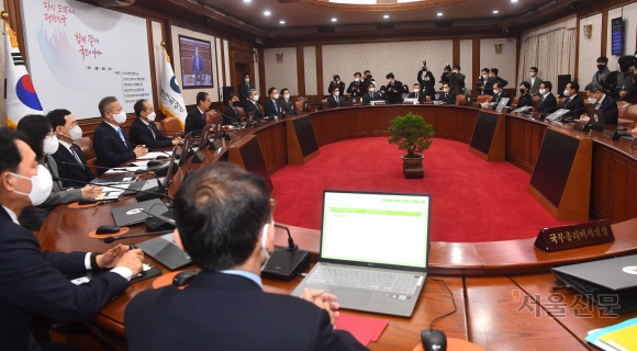 한덕수 국무총리가 8일 정부서울청사에서 열린 임시 국무회의를 주재하고 있다. 이날 한 총리 주재로 열린 임시국무회의에서 시멘트에 이은 추가 업무개시명령을 심의할 예정이다. 2022.12.8    안주영 전문기자