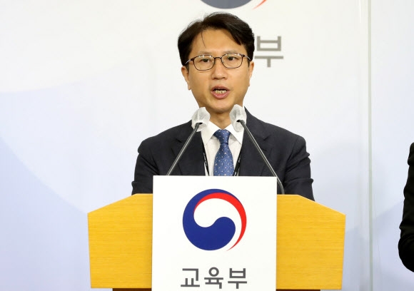 이규민 한국교육평가원장이 8일 세종시 정부세종청사에서 수능 채점 결과 발표에 앞서 모두발언을 하고 있다. 2022.12.8.  뉴시스