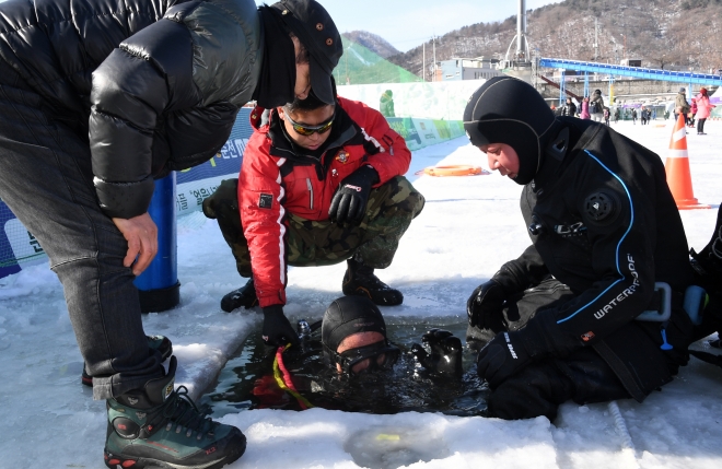 화천산천어축제 운영진이 축제장인 화천천 얼음 상태를 점검하고 있다. 화천군 제공