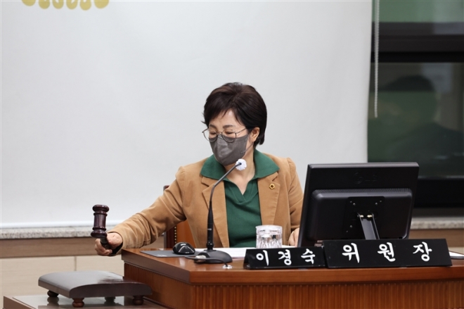 이경숙 서울시의회 서울교육 학력향상 특별위원회 위원장이 8일 오전에 진행된 ‘서울교육 학력향상 특별위원회 제3차 회의’에서 회의를 주재하고 있다.
