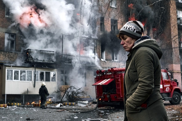7일(현지시간) 우크라이나 도네츠크의 한 마을에서 집이 불에 타고 있다. AP