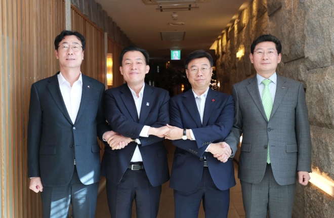 정명근(왼쪽 첫번째)화성시장, 이재준(왼쪽 두번째)수원시장, 신상진(왼쪽 세번째)성남시장, 이상일(왼쪽 네번째)용인시장이, 8일 오찬 회동에서 3호선 연장을 위한 상생협력협약 체결을 하기로 한후 기념 사진을 찍고 있다. 수원시 제공 
