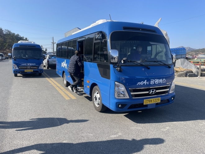 신안군은 오는 12. 9.부터 비금도와 도초도에 총 7대의 전기버스 운행을 시작한다고 밝혔다.