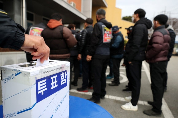 9일 오전 광주 광산구 진곡화물공영차고지에서 화물연대 광주본부 조합원이 총파업 종료 및 현장 복귀 찬반투표에 참여하고 있다. 2022.12.9  연합뉴스