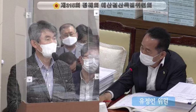 제315회 정례회 ‘2023년 서울시 본예산안 심의’에서 질의 중인 유정인 시의원(오른쪽)과 백호 도시교통실장(왼쪾)