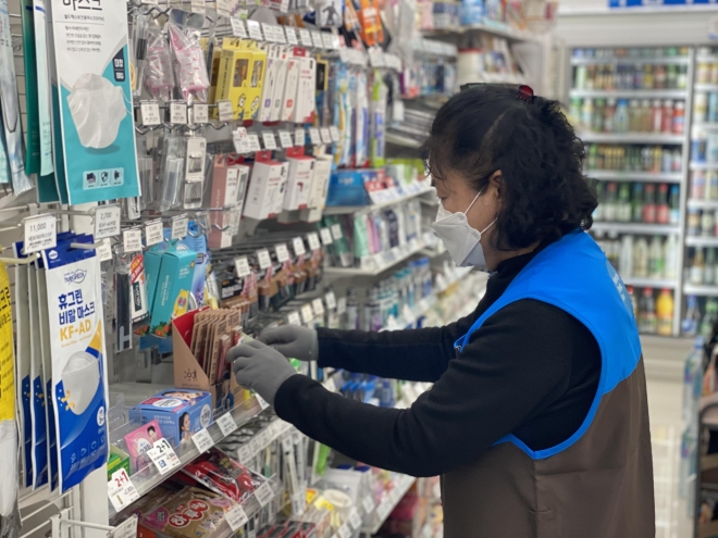 강서구 어르신 일자리 및 사회활동 지원사업에 참여하고 있는 한 어르신이 GS25시니어편의점에서 물품을 정리하고 있다. 강서구 제공