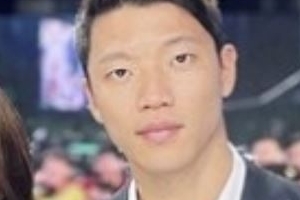 황희찬, 기상캐스터와 팔짱 낀 모습 ‘포착’