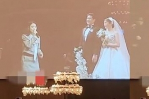 아이유, 몸 내던졌다…절친 지연♥황재균 결혼식서 ‘축하 춤’