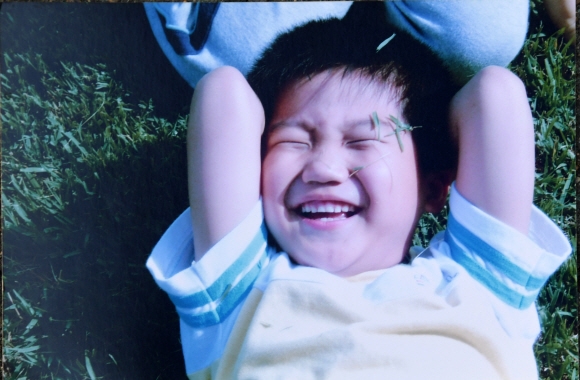 2011년 집단괴롭힘 사건으로 생을 마감한 권승민군의 어릴적 모습. 늘 환하게 웃는 아이의 웃음은 어느 순간 멈춰 있었다. 임지영씨 제공