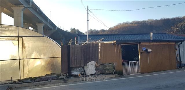 지난 5일 강원 춘천시 동산면에 있는 이수희(가명)양의 집. 고속도로 교량 아래 위치해 낮에도 해가 잘 들지 않고, 집 주변으로는 한기가 감돌았다.