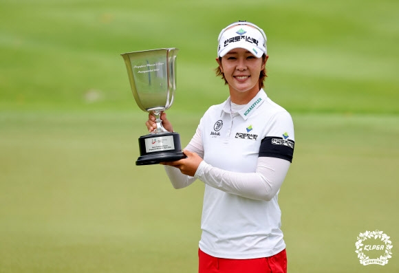 박지영이 11일 싱가포르 타나메라 컨트리클럽에서 끝난 한국여자프로골프(KLPGA) 투어 하나금융그룹 싱가포르 여자오픈에서 트로피를 들어 보이고 있다. KLPGA 제공