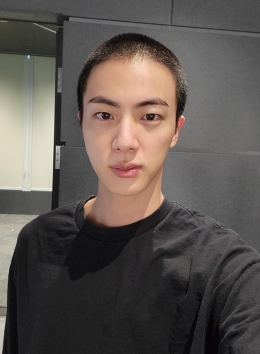 그룹 방탄소년단 진(본명 김석진·30)이 짧게 깎은 머리를 공개했다. 위버스