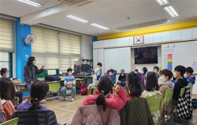 지난달 서울 영등포구 문래초등학교에서 학생들이 ‘행복 다누리 교실’에 참여하고 있다. 영등포구 제공