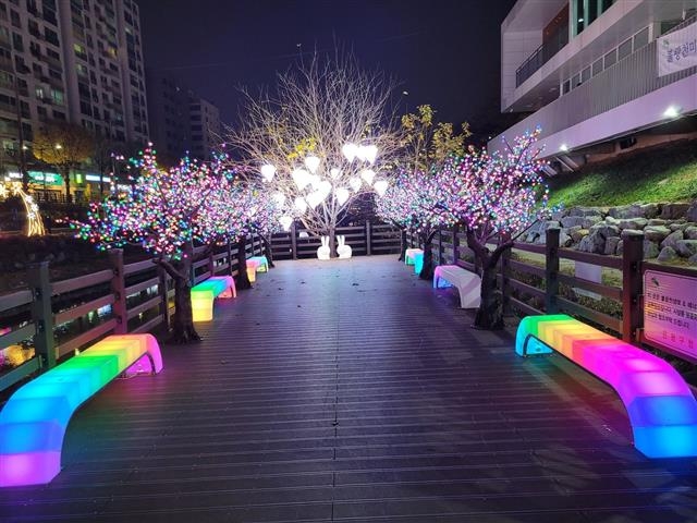 은평구 불광천 산책로에 조명을 설치해 조성된 ‘불광천 별빛거리’ 모습. 은평구 제공