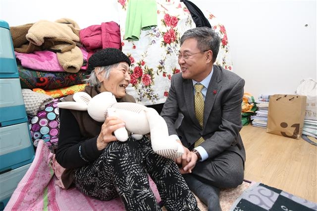 정문헌(오른쪽) 서울 종로구청장이 인공지능(AI) 반려로봇 설치 상황을 점검하고자 지난 1일 종로구 사직동에 거주하는 홀몸 어르신을 찾아 대화를 나누고 있다. 종로구 제공