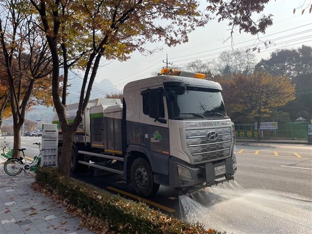 서울 은평구에서 미세먼지 계절관리제의 일환으로 미세먼지 저감 살수차가 도로 물청소를 하고 있다. 은평구 제공