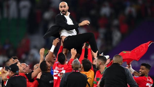 아프리카 최초로 월드컵 4강 신화를 쓴 모로코 선수들이 왈리드 레크라키 감독을 헹가래치고 있다. 도하 AFP 연합뉴스