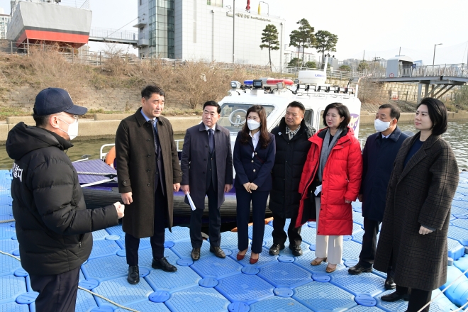 망원 한강공원 주변 방문 모습. 서울시의회 제공