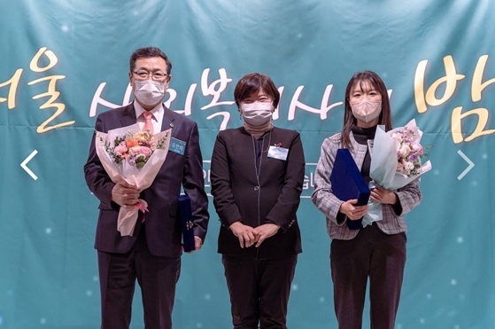 ‘2022 복지의원상’을 수상한 유만희 의원(왼쪽)