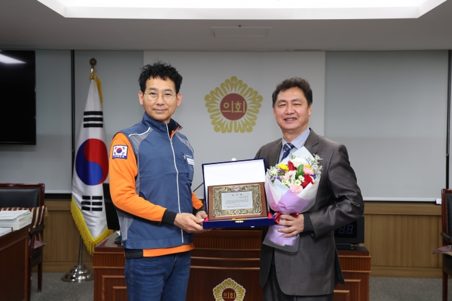 소방공무원노조 서울지부로부터 감사패를 받은 박칠성 의원(오른쪽)
