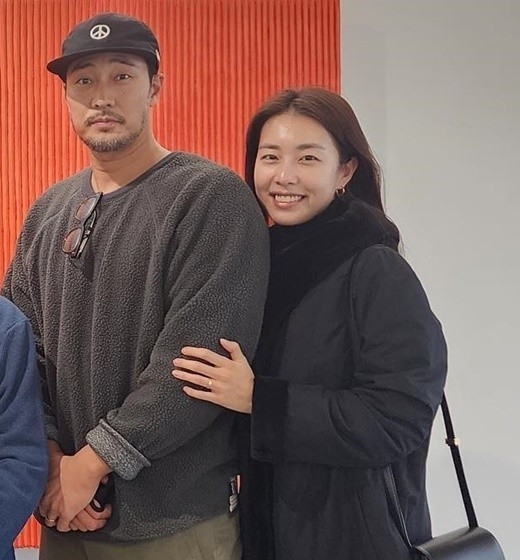 배우 소지섭(45)·조은정(28) 부부의 투샷이 포착됐다. SNS 캡처