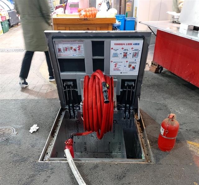 서울 도봉구가 장소가 협소해 소방차가 진입하기 어려운 전통시장에 설치한 지하 매립식 소방함의 모습. 도봉구 제공