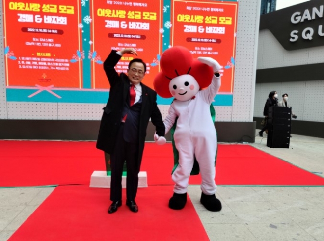 ‘이웃사랑 성금 모금 경매와 바자회’에 참석한 김형재 의원(왼쪽)