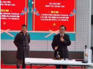 바자회 경매 물품을 소개하는 김형재 서울시의원(오른쪽)