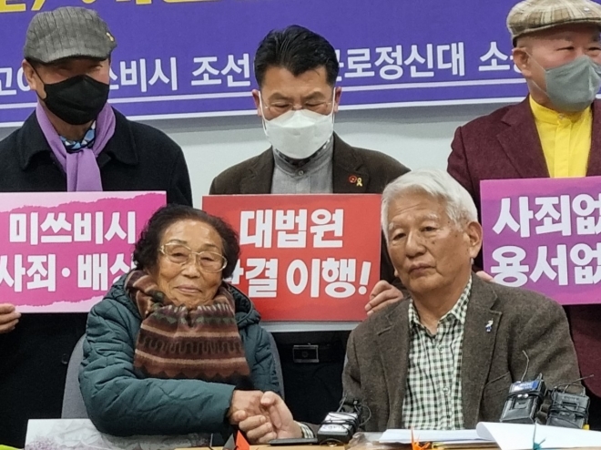 13일 오후 광주 서구 치평동 광주시의회 시민소통실에서 ‘나고야 미쓰비시 조선여자근로정신대 소송 지원회’ 다카하시 마코토 대표와 일제 강제동원 피해자 양금덕 할머니가 악수하고 있다. 광주시의회 제공