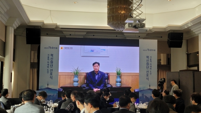 축하 인사를 전하는 도시안전건설위원회 송도호 위원장