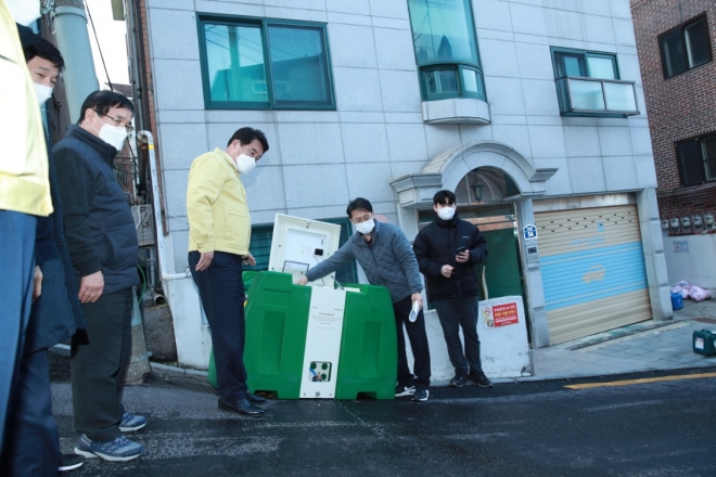 주택가 이면도로에 설치된 자동 염수살포장치를 점검하고 있는 박준희 관악구청장. 관악구 제공.