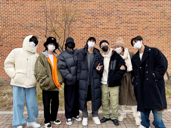 입대하는 진 배웅하는 방탄소년단(BTS) 멤버들