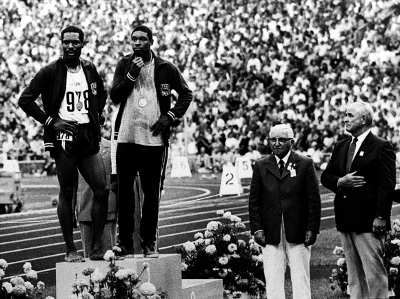 미국 육상 선수 웨인 콜렛(왼쪽)과 빈스 매슈스가 1972년 9월 7일(현지시간) 뮌헨올림픽 시상대 위에서 국가가 연주되는데 불경스러운 태도로 서 있다. AP 자료사진 연합뉴스 
