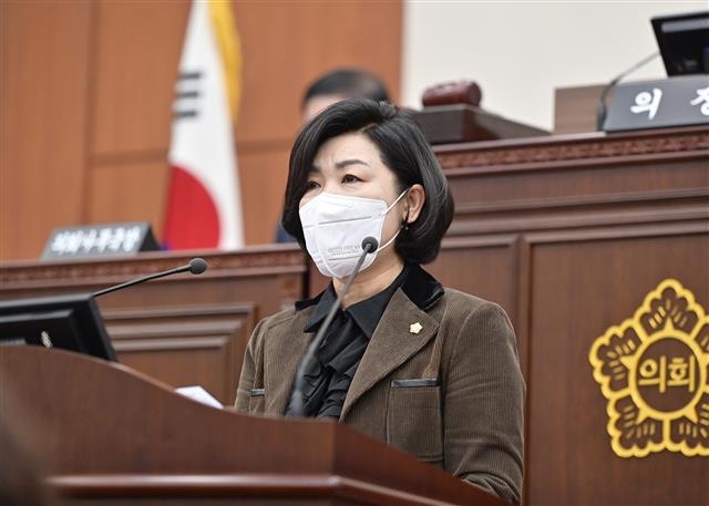 윤희주 강릉시의원은 지난 12일 본회의장에서 ‘강원특수교육원 강릉 유치 촉구 결의문’을 발표했다.  강릉시의회 제공