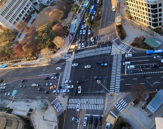 서울 서초구 서초역 사거리의 대법원에서 법원등기소 방면에 횡단보도가 추가로 설치된 모습.