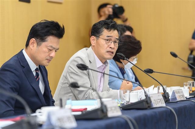 이기재(왼쪽 두 번째) 서울 양천구청장이 지난 9월 서울시 구청장협의회에서 안전진단 제도개선안에 대해 발표하고 있다. 양천구 제공