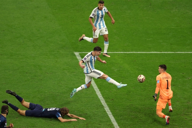 아르헨티나 율리안 알바레스가 크로아티아의 준결승 경기에서 팀의 두 번째 골을 넣고 있다. AFP 연합뉴스