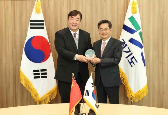 14일 경기도청을 방문한 싱하이밍 주한 중국대사가 한중 수교 30주년을 맞아 김동연 경기지사에게 감사패를 전달하고 있다. 경기도 제공 