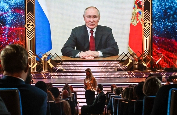 13일(현지시간) 블라디미르 푸틴 러시아 대통령이 크렘린궁에서 열린 지식교육상 시상식에서 화상으로 연설하고 있다. 2022.12.14  TASS 연합뉴스