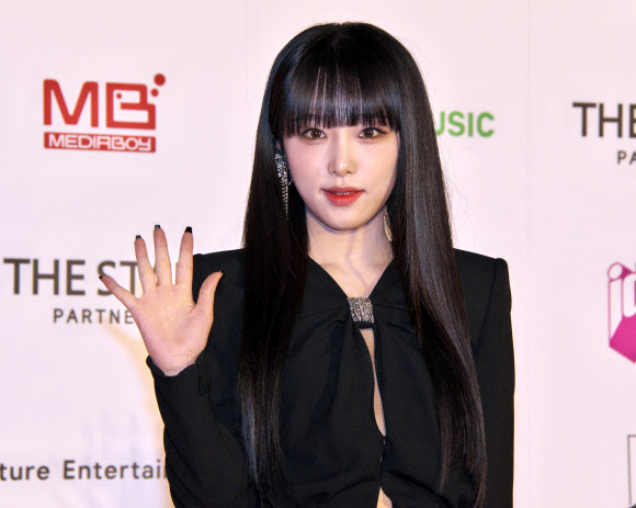 South Korean singer Choi Ye-na attends the red carpet event for “2022 AAA(Asia Artist Awards)” in Nagoya, Aichi-Prefecture, Japan on Tuesday, December 13, 2022.  UPI 연합뉴스