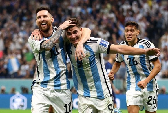 아르헨티나 대표팀이 된 메시와 알바레스는 2022 카타르월드컵 크로아티아와의 준결승에서 득점을 합작했다. 루사일 AP 연합뉴스