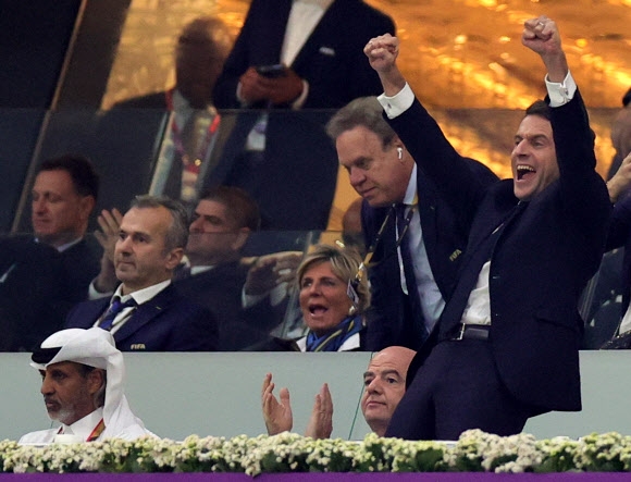 에마뉘엘 프랑스 대통령이 15일(한국시간) 알코르의 알바이트 스타디움에서 열린 2022 카타르월드컵 모로코와의 준결승을 ‘직관’하던 중 경기가 2-0 완승으로 끝나자 두 팔을 번쩍 들어올리며 환호하고 있다. 알코르 EPA 연합뉴스 