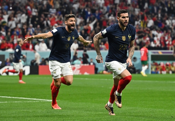 FIFA 월드컵 카타르 2022 - 준결승 - 프랑스 대 모로코 - 알 코르, 카타르 - 2022년 12월 14일 프랑스의 테오 에르난데스가 올리비에 지루와 함께 첫 골을 넣은 것을 축하하고 있다. REUTERS/Dylan Martinez