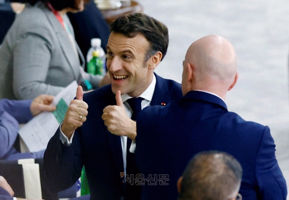 에마뉘엘 마크롱 프랑스 대통령(R)이 2022년 12월 14일 카타르 알코르의 알베이트 스타디움에서 열린 프랑스와 모로코의 2022년 FIFA 월드컵 준결승 마지막 휘슬이 울린 후 축하하고 있다. REUTERS/Peter Cziborra     TPX IMAGES OF THE DAY