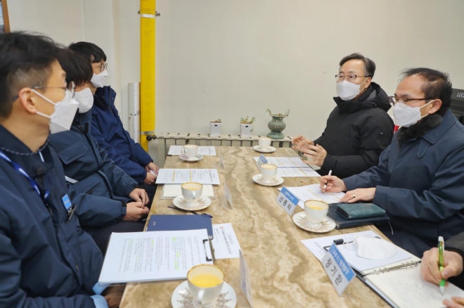 유성훈(오른쪽 두 번째) 금천구청장이 14일 서울 지하철 1·7호선 가산디지털단지역 관계자와 면담을 통해 안전대책과 재난 발생 시 협조 사항 등을 협의하고 있다. 금천구 제공