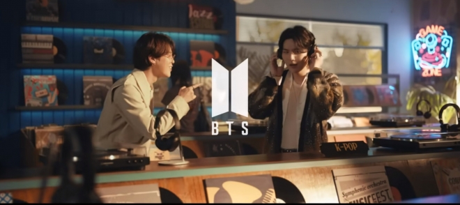 방탄소년단(BTS)의 지민(왼쪽)과 슈가(오른쪽)가 출연하는 대전시 홍보영상 ‘필 더 리듬 오브 코리아’(Feel the Rhythm of Korea) 대전편, 일명 ‘대전로큰롤’의 한 장면. 해당 영상 캡처. 