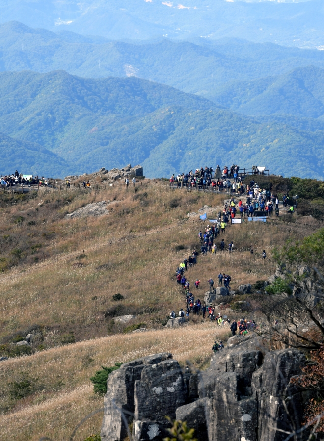 지난 10월18일 진행된 무등산 정상개방행사에 참여한 시민들이 정상부를 향해 줄지어 올라가고 있다. 광주시 제공