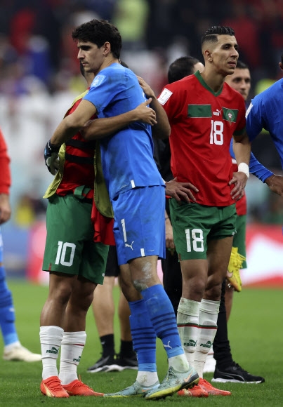 2022 카타르월드컵 4강전에서 프랑스에 패한 모로코의 수문장 야신 부누(가운데)가 팀 동료인 아나스 자루리와 서로를 안으며 위로하고 있다. 알코르 신화 뉴시스
