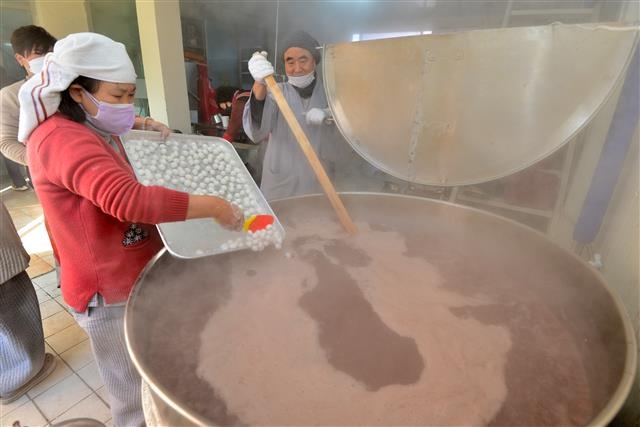 동지 앞두고 소외계층에 팥죽 나눔