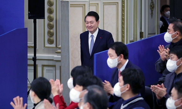 윤석열 대통령이 15일 서울 청와대 영빈관에서 열린 제1차 국정과제 점검회의에 입장하고 있다. 2022.12.15  연합뉴스/대통령실통신사진기자단